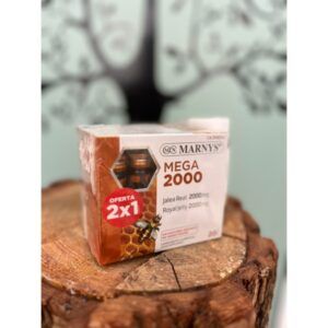Mega 2000 de Marnys es un suplemento nutricional que contiene jalea real. Esta se caracteriza por aportar nutrientes esenciales, como vitaminas, minerales, aminoácidos y enzimas. De la misma manera, contribuye a fortalecer el sistema inmunológico, mejorando la resistencia frente a las afecciones. También, contribuye a regular los niveles de energía y vitalidad, aumentando el rendimiento físico y mental. Asimismo, se ha asociado con beneficios para la piel, colaborando en un mantenimiento saludable y radiante.

Composición de Mega 2000
Por 1 vial:

Agua desionizada, jalea real (2000 mg), vitamina C (10 mg) y conservador. Sin fructosa.

Modo de empleo de Mega 2000
Toma un vial al día por las mañanas. Agita vigorosamente antes de abrir el vial.