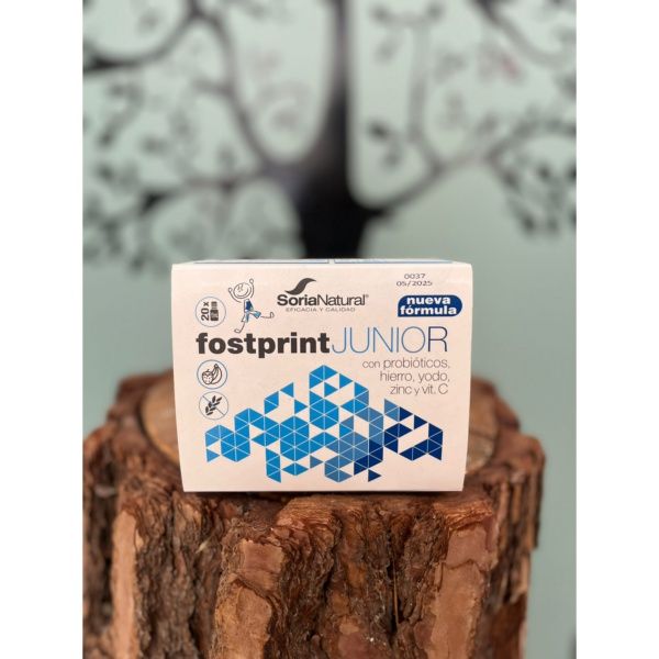 Fost Print Junior, con probióticos, hierro, zinc, yodo, vitamina C y Jalea Real liofilizada, propóleo, Vitaminas del grupo B (B1, B2, B3, B6, Ácido pantoténico y Biotina), Vitamina D y Manganeso, ayudan a recuperar el ritmo diario.
Las vitaminas B2, B3, B5 y B6, ayudan a disminuir el cansancio y la fatiga.
El selenio y las Vitaminas D y C , el hierro y ell zinc contribuyen al funcionamiento normal del sistema inmunitario.
Con Jalea Real liofilizada con un contenido mínimo del 4% de 10-HDA, 210 mg de Jalea Real liofilizada equivalen a 1 g de Jalea Real fresca.
Fost Print es la gama de suplementos energéticos de Soria Natural. Consta de cuatro variedades: Fost Print Classic, Fost Print Plus, Fost Print Sport y Fost Print Junior, que potencian la vitalidad del organismo en estados de requerimientos físico e intelectual, en cualquier momento del día y en cualquier etapa de nuestra vida.